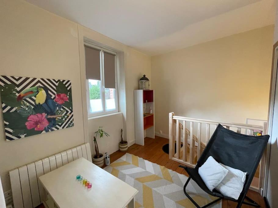 Le Cocon rouge - studio en plein centre historique Lamballe Extérieur photo