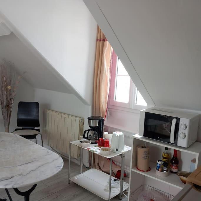 Le Cocon rouge - studio en plein centre historique Lamballe Extérieur photo