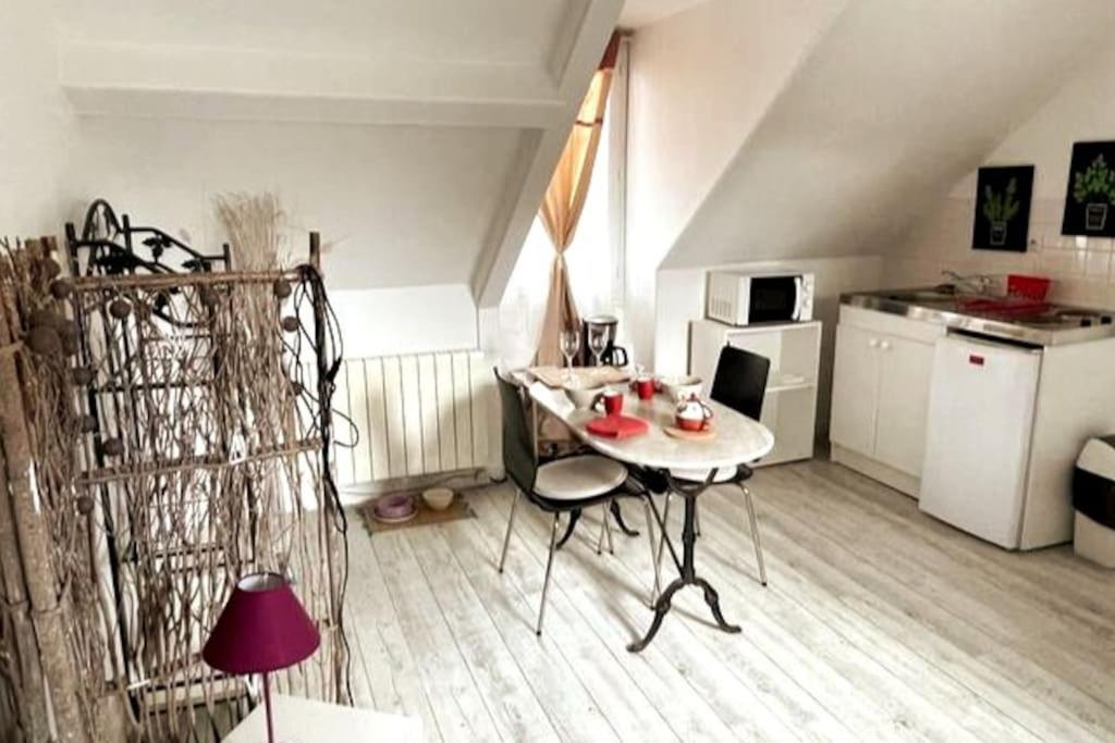 Le Cocon rouge - studio en plein centre historique Lamballe Extérieur photo