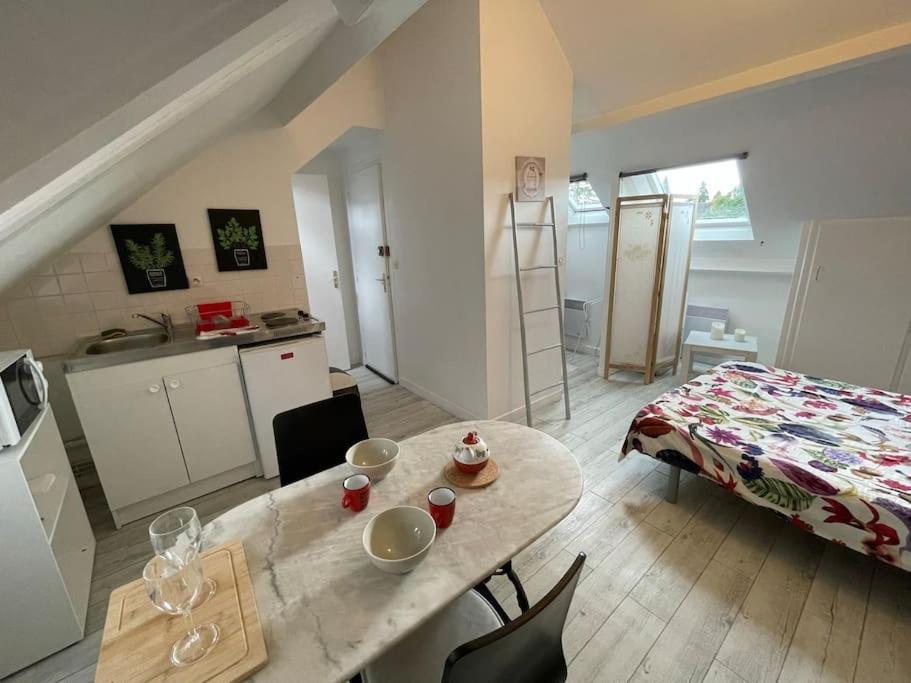 Le Cocon rouge - studio en plein centre historique Lamballe Extérieur photo