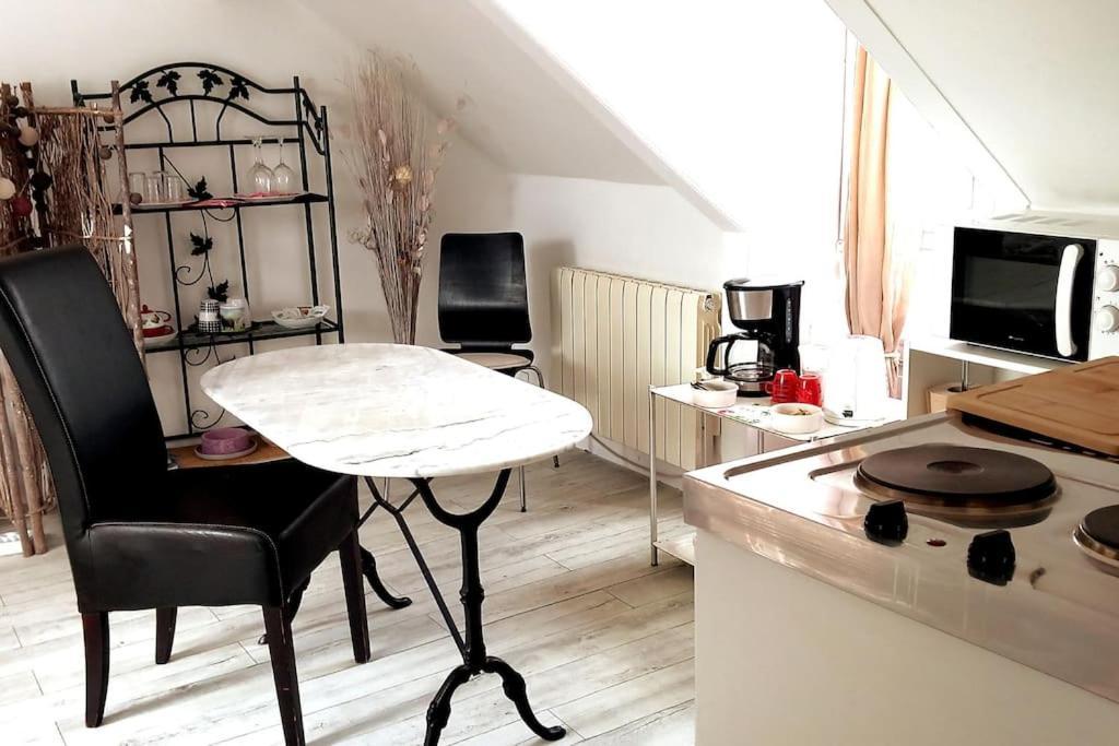 Le Cocon rouge - studio en plein centre historique Lamballe Extérieur photo